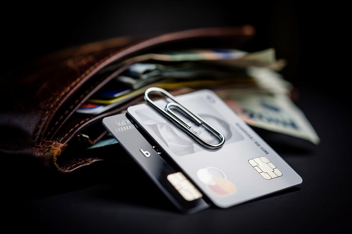 Die schockierende Wahrheit, warum immer mehr Menschen Büroklammern als Portemonnaie verwenden, ein Produktivitätstrainer erklärt