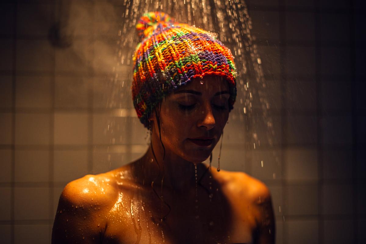 Psychologen sind verblüfft, warum Menschen beim Duschen Mützen tragen